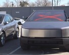 Egy elrongált Tesla Cybertruck. A coloradói rendőrség letartóztatta a Tesla áruház elleni többszörös támadással összefüggésbe hozható gyanúsítottat (Kép forrása: CBS Colorado)