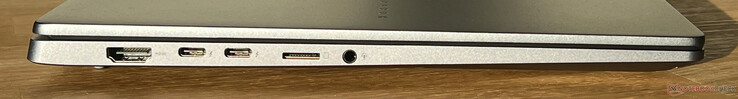 Balra: HDMI 2.1, 2x USB-C 4.0 Thunderbolt 4 (40 Gbit/s, DisplayPort, Power Delivery), microSD kártyaolvasó, 3,5 mm-es audiocsatlakozó